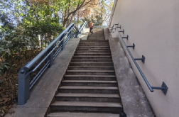 蠡湖大橋南面跨線(xiàn)橋橋梯增設(shè)扶手