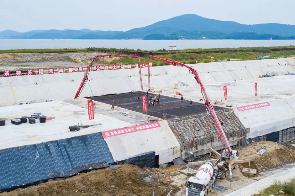 2021年9月5日，中鐵四局施工的太湖隧道南泉段主體工程全部完工。與此同時(shí)，南泉段施工轉(zhuǎn)入調(diào)平層、防撞側(cè)石等附屬工程施工階段，為下一步隧道早日通車(chē)打下堅(jiān)實(shí)基礎(chǔ)。